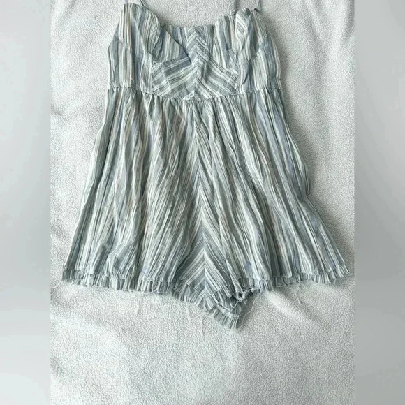 Urban Outfitters Crinkle Romper Size Medium - Picture 3 of 7
